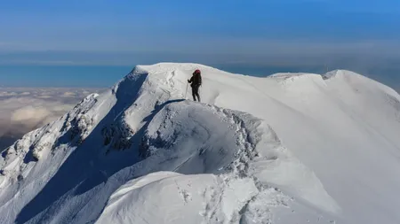 Iarnă în toată regula în Bucegi și Făgăraș. Locul în care ZĂPADA atinge deja jumătate de metru. Meteorologii avertizează asupra riscului de avalanșe