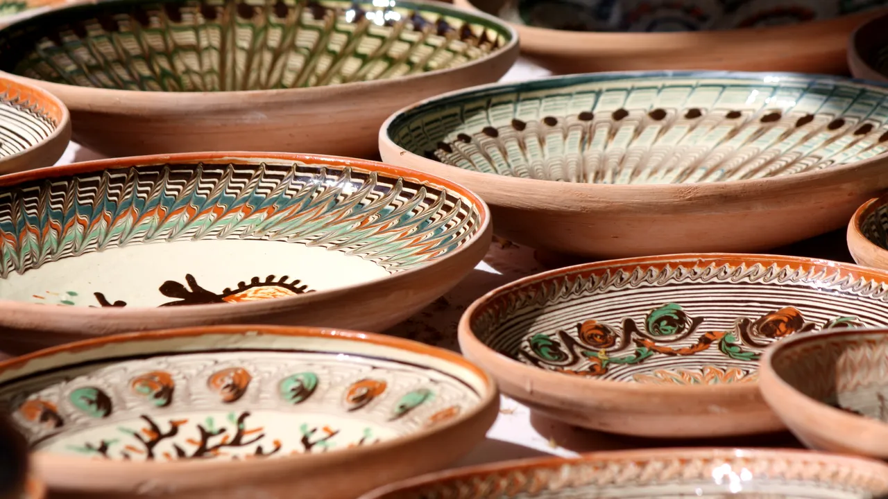 Un meșter olar, la cel mai vechi târg din țară: Am reușit prin acest meșteșug să îmi cunosc țara - GALERIE FOTO