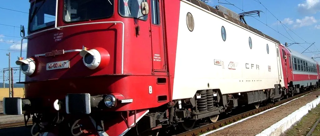 Mașină spulberată de tren, în Timiș. Șoferița a fost transportată inconștientă la spital