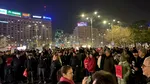 Un nou protest la Piața Victoriei. Câteva zeci de oameni afișează mesaje pentru Ilie Bolojan