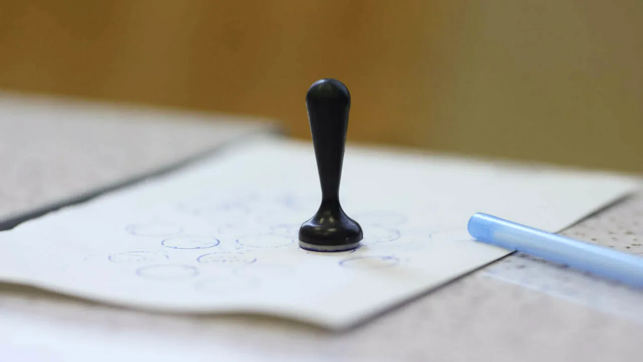 Ancheta la o secție de VOTARE din județul Ilfov. Mai multe persoane au pătruns ilegal și au furat buletine de vot pentru alegerea primarului