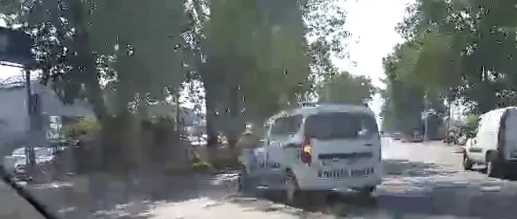 Ce s-a întâmplat cu acest polițist român, filmat când tăia fără jenă linia continuă dublă. VIDEO