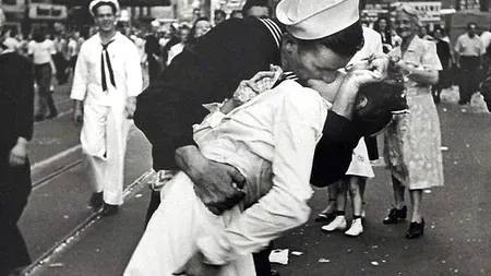 A murit cel mai cunoscut marinar din istorie. SĂRUTUL de la finalul războiului, simbolul BUCURIEI unei națiuni