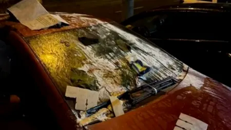 Cum a reacționat o femeie din Iași când a aflat că a fost înșelată. A umplut mașina iubitului ei cu făină și ouă: „Cine e Sara?”