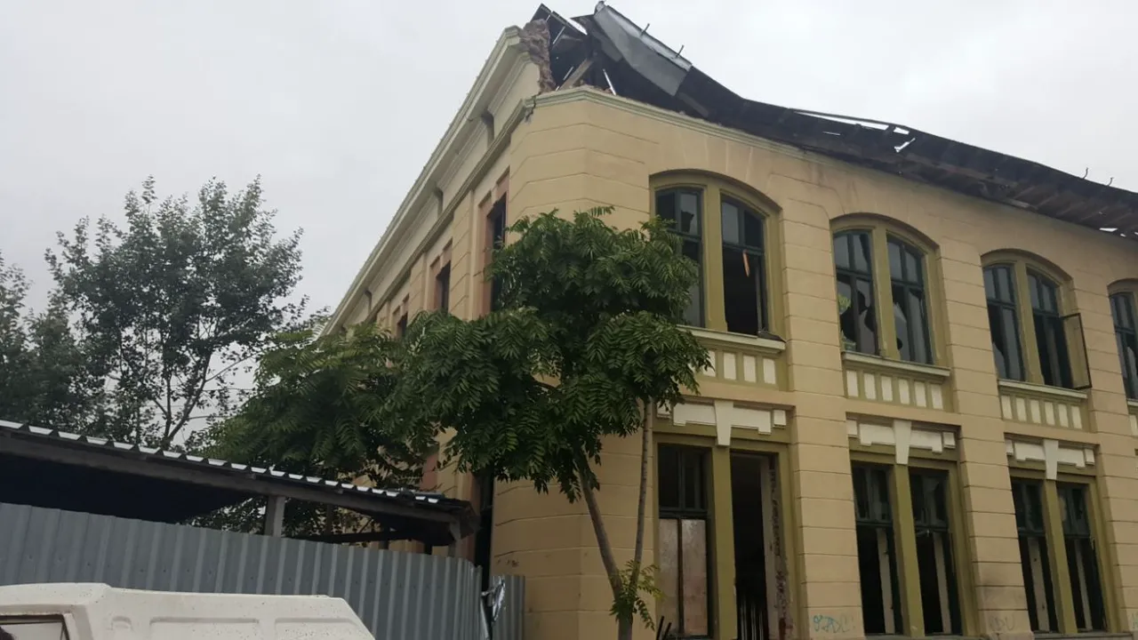 Acoperișul fabricii de bere din Rahova stă să se prăbușească din cauza vântului puternic. FOTO