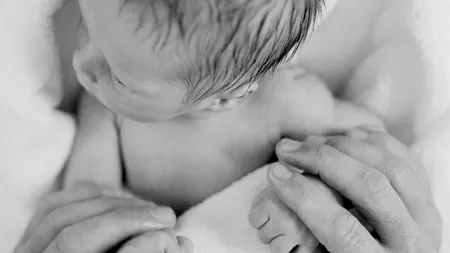 Halucinant. Un tată aproape și-a omorât copilul pentru că plângea prea mult. Vezi cum a încercat să „îl calmeze