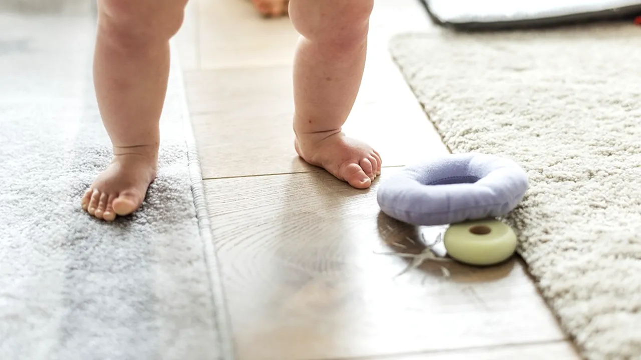 Povestea uluitoare a femeii care trăiește precum un copil de trei ani: Mulți dintre noi purtăm scutece - VIDEO 