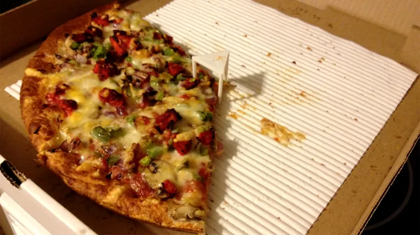 Unei femei i s-a făcut rău după ce a comandat o PIZZA acasă. Ce a găsit în aluat: „Am crezut că este o bucată de porumb”