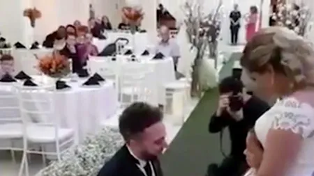 În timpul nunții, mirele a îngenuncheat, dar nu în fața miresei. Cererea cu care a uluit pe toată lumea