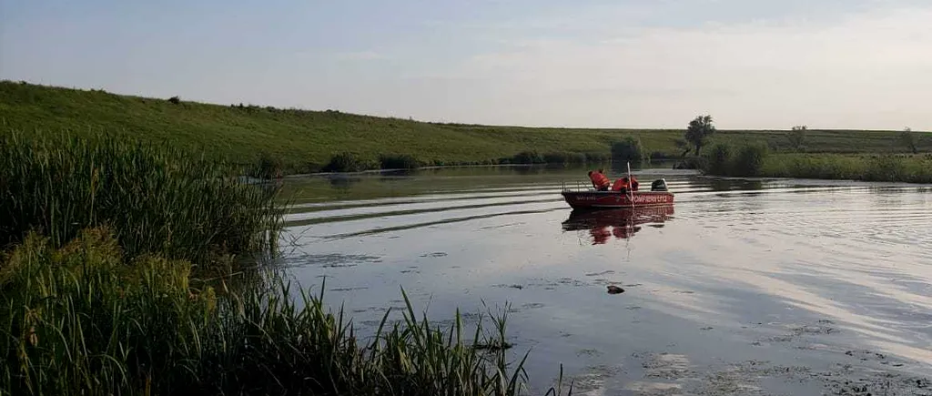 Un bărbat din Gorj a fost salvat de la înec de către pompieri, după ce a rămas blocat în mijlocul Jiului