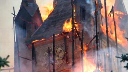 Biserică din Harghita, lovită de trăsnet. Altarul și obiectele bisericești au ars