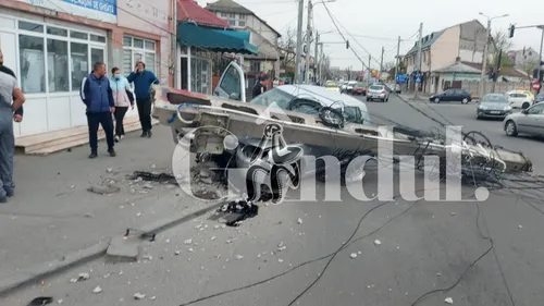 Accident la Craiova. Un șofer beat a dărâmat un stâlp de electricitate, care a căzut pe propria sa mașină | FOTO + VIDEO