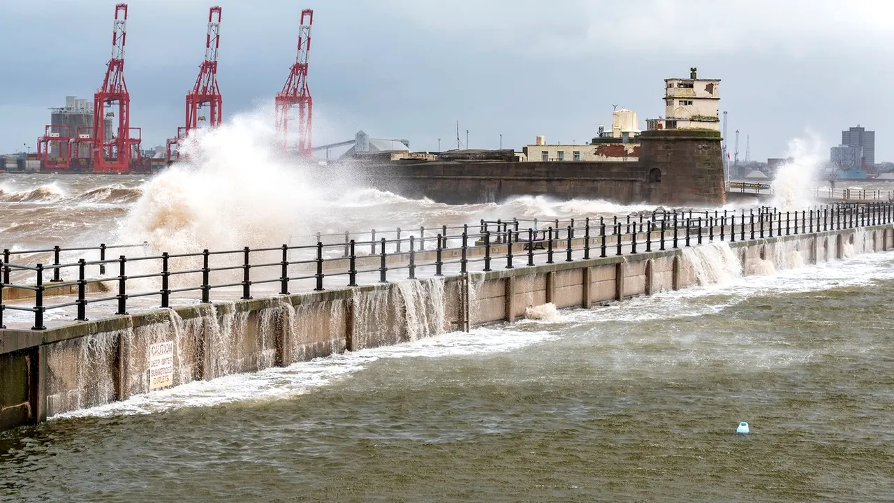 Specialist: Furtuna Eunice, care a lovit Marea Britanie, ar putea fi la fel de periculoasă ca Marea Furtună din 1987