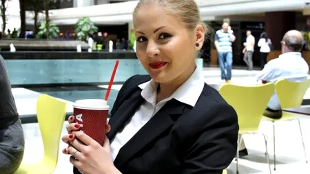 Confesiunile unei stewardese: „Aveam un salariu de 7 ori mai mare ca acasă, dar am renunțat...