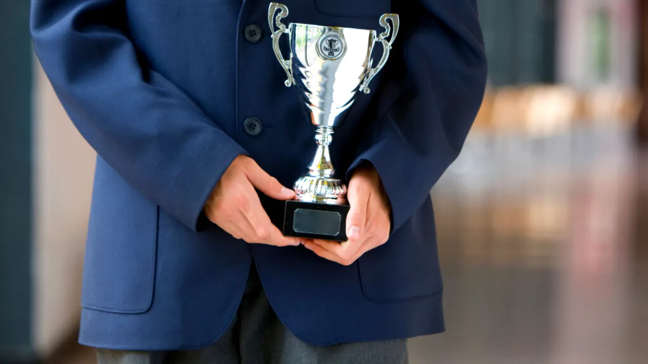 Ministerul Educației anunță că „onorează olimpicii internaționali”, după ce Daniel David spunea că aceștia „își pot da singuri o BURSĂ de merit”