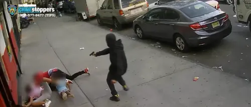 Teroare în New York! Bărbat împușcat ziua în amiaza mare, pe stradă, lângă doi copii. Atenție, imagini VIDEO cu puternic impact emoțional!