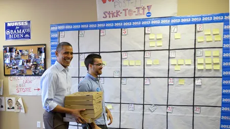 Barack Obama le duce pizza voluntarilor dintr-un birou campanie din Nevada 