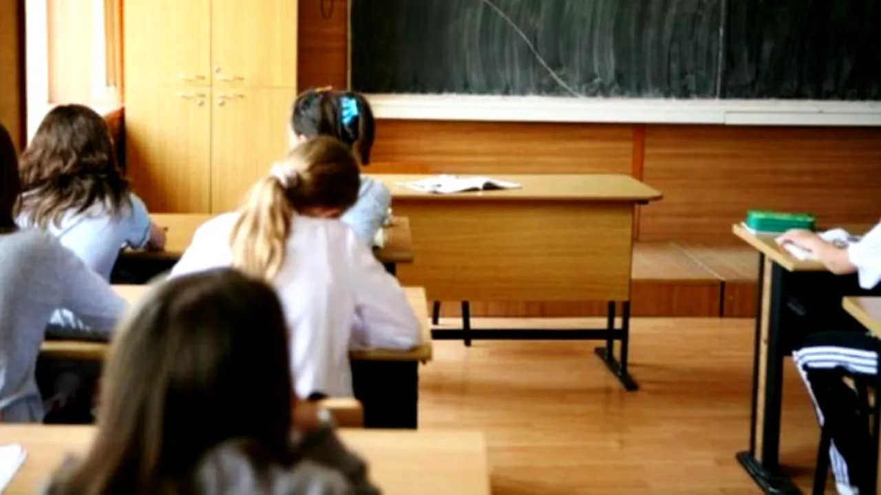 O profesoară de matematică a răbufnit în timpul orei: ”Nu vreți să învățați nimic, de aia sunteți proști! O să vă duceți la căpșuni în Spania!”
