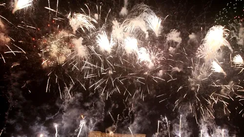 Primăria care a pregătit un foc de artificii pentru Anul Nou, chiar dacă oamenii nu au voie să iasă din case