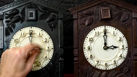 Comisia Europeană propune să renunțăm la ORA DE VARĂ. Vezi câți români s-au săturat să schimbe ceasul