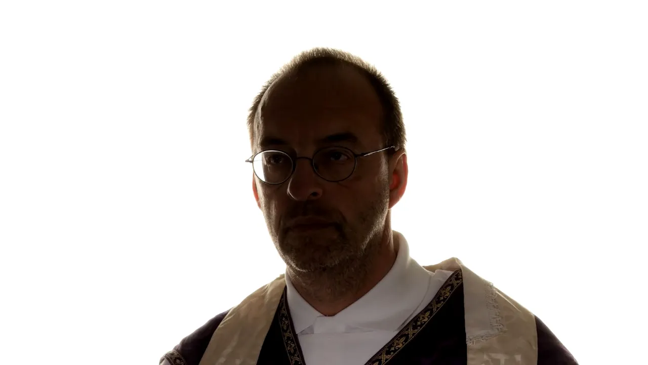 Un preot din Constanța a fost acuzat că a cerut unei fetițe de 10 ani să facă sex cu el: Unde a chemat-o pe copilă