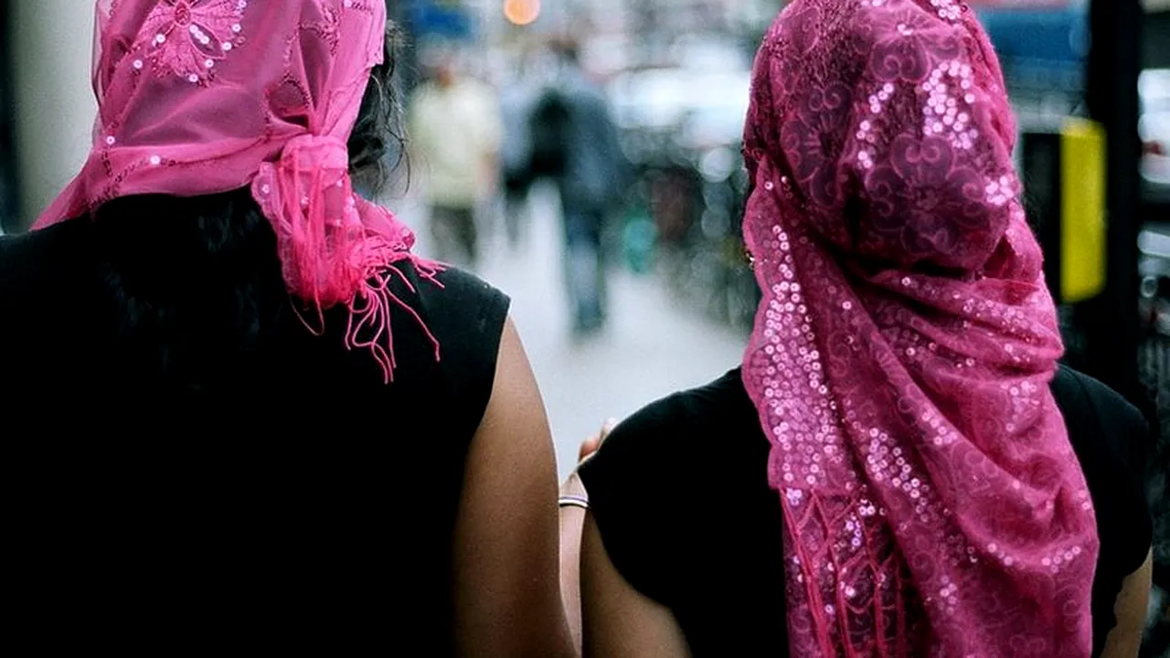 Tatăl uneia dintre fetele musulmane atacate în București: Au strigat după ele 