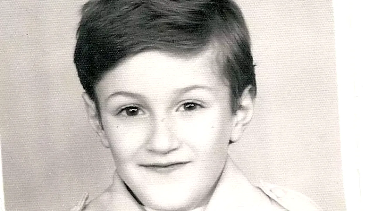 Ghicești cine este băiețelul din această fotografie? În prezent, este printre cei mai îndrăgiți cântăreți din România, cu milioane de FANI în țară