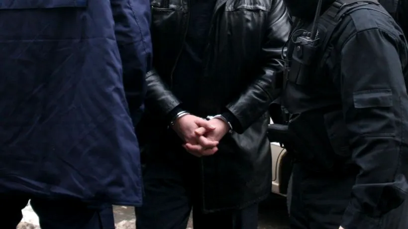 Psihologul Poliției Bihor și un agent al Protecției Interne, reținuți pentru trafic de influență