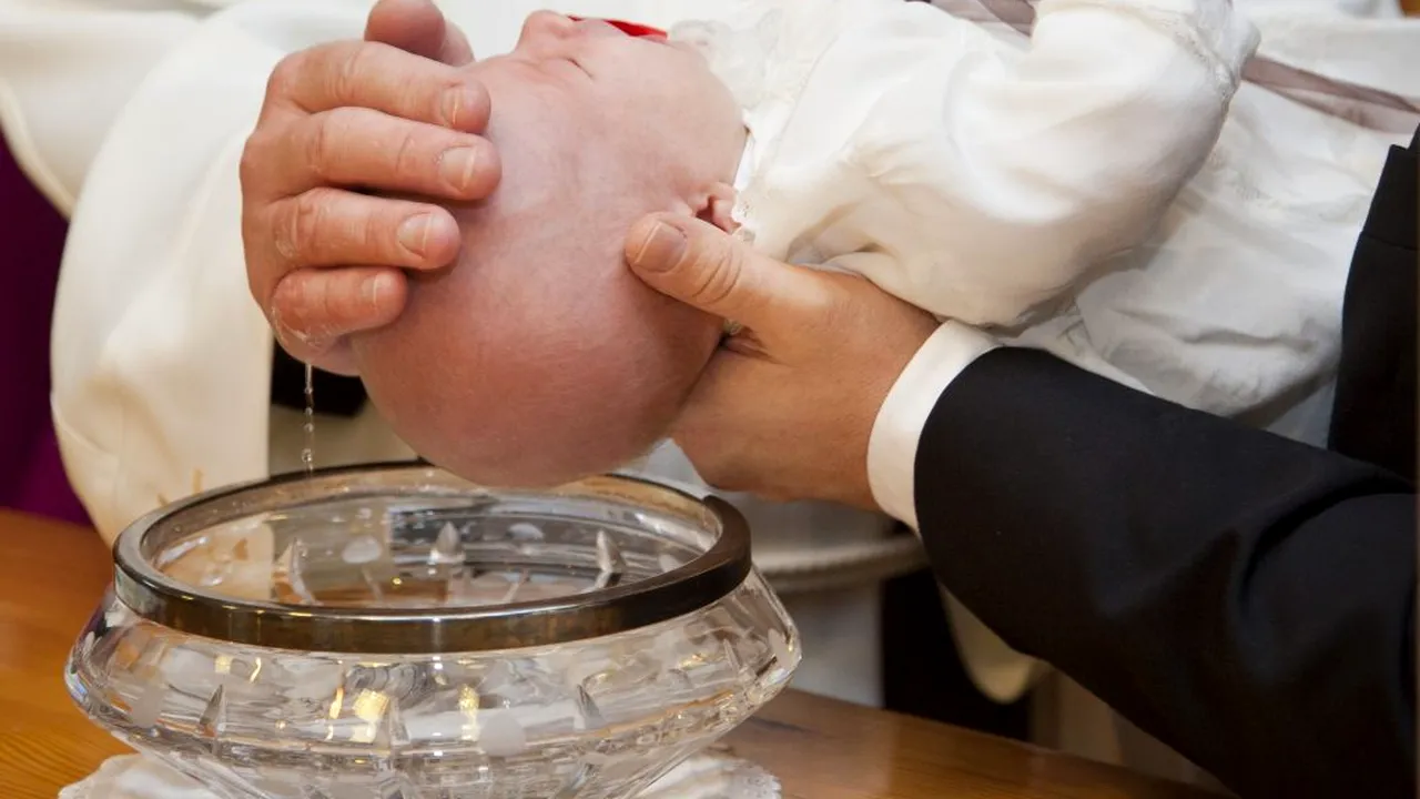 Cazul bebelușului Iustin, mort după botez, a ajuns în presa străină! Avertismentul jurnaliștilor de la BBC: Ar putea provoca conflicte...