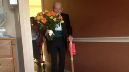 Așa arată dragostea adevărată. Gestul emoționant al unui bătrân pentru soția sa internată în spital, la aniversarea a 57 de ani de căsătorie