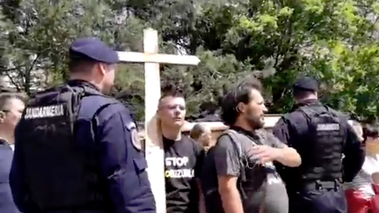 Protestatarii de la Brașov care i-au întâmpinat pe liderii ALDE cu un sicriu și o cruce au fost amendați - VIDEO