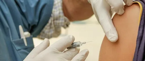 Medicii din Marea Britanie cer scurtarea intervalului dintre dozele de vaccin Pfizer