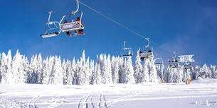 <span style='background-color: #2c4082; color: #fff; ' class='highlight text-uppercase'>VIDEO</span> Sărbătoare pe pârtie: Mii de turiști îmbină sporturile de iarnă cu Ziua Națională la RÂNCA