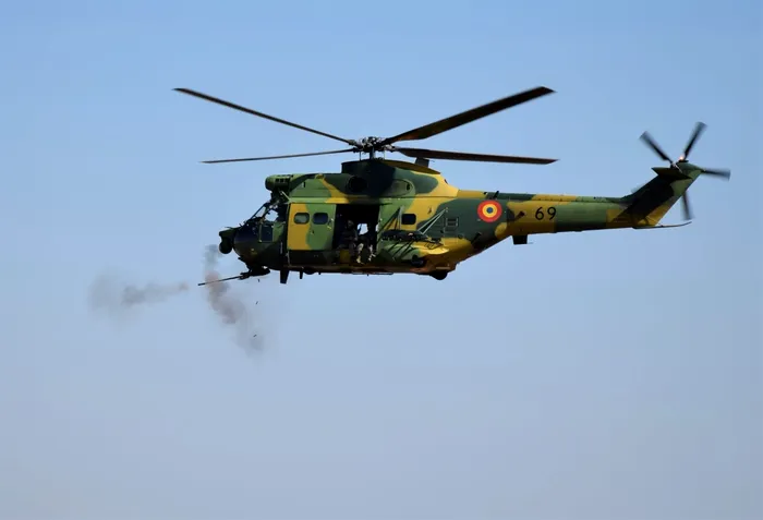 Elicopter IAR-330 PUMA SOCAT - Foto: roaf.ro
