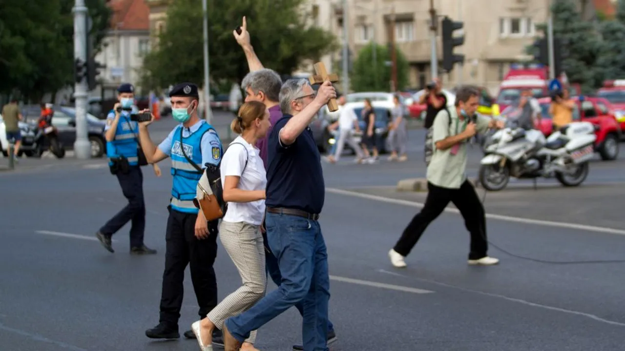 Jandarmeria a dat amenzi de peste 16.000 de lei în Piața Victoriei. Peste 200 de protestatari fără măști recită rugăciuni împotriva carantinei