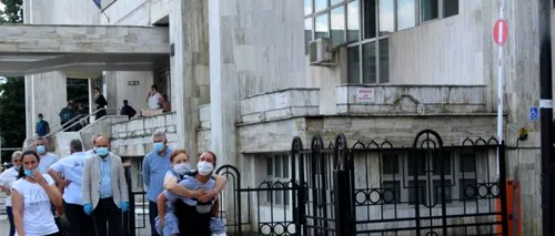ȘOCANT. Pacientă cu piciorul în ghips, lăsată în afara spitalului și cărată în cârcă de fiica ei, pentru că era ministrul Sănătății în vizită