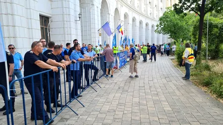 VIDEO - Polițiștii protestează, marți, în fața Ministerului de Finanțe: „Drepturile noastre sunt sfidate grosolan de către actualul Guvern. Pentru domnii guvernanți, complexitatea muncii noastre nu există”