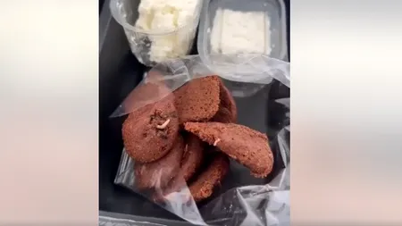 Pacienții de la FUNDENI au primit biscuiți cu viermi la micul dejun. „Îmi comand ceva să mănânc, de aici mai rău te îmbolnăvești”. Reacția oficială