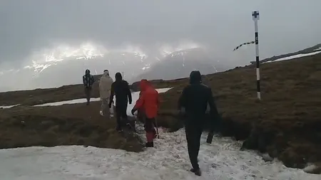 VIDEO | Patru turişti au urcat spre Vârful Omu fără echipament montan. Printre ei, o femeie care născuse recent și se afla la un pas de hipotermie