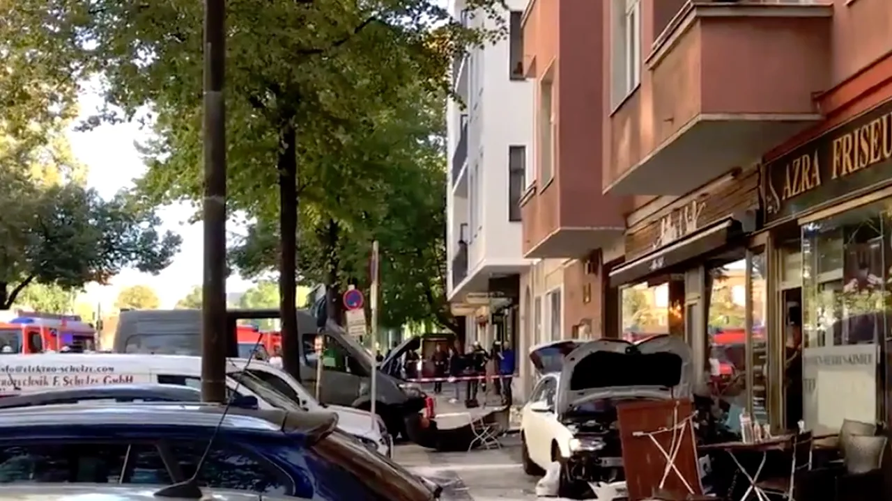 Un autoturism LOVEȘTE ÎN VITEZĂ terasa unei cafenele din Berlin: CINCI RĂNIȚI