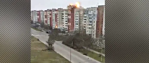 VIDEO | Momentul în care un bloc de locuințe este lovit de o rachetă în orașul Herson, din sudul Ucrainei