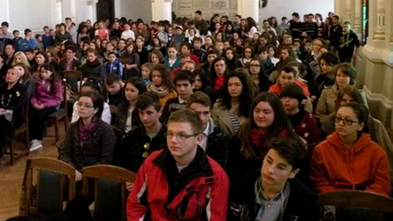 Elevii maghiari câștigători ai concursului de română au vizitat Guvernul și au primit tricolorul