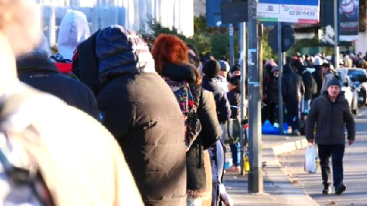 Imagini sfâșietoare la Milano, la o asociație caritabilă: o coadă de un kilometru de oameni care așteptau să primească mâncare