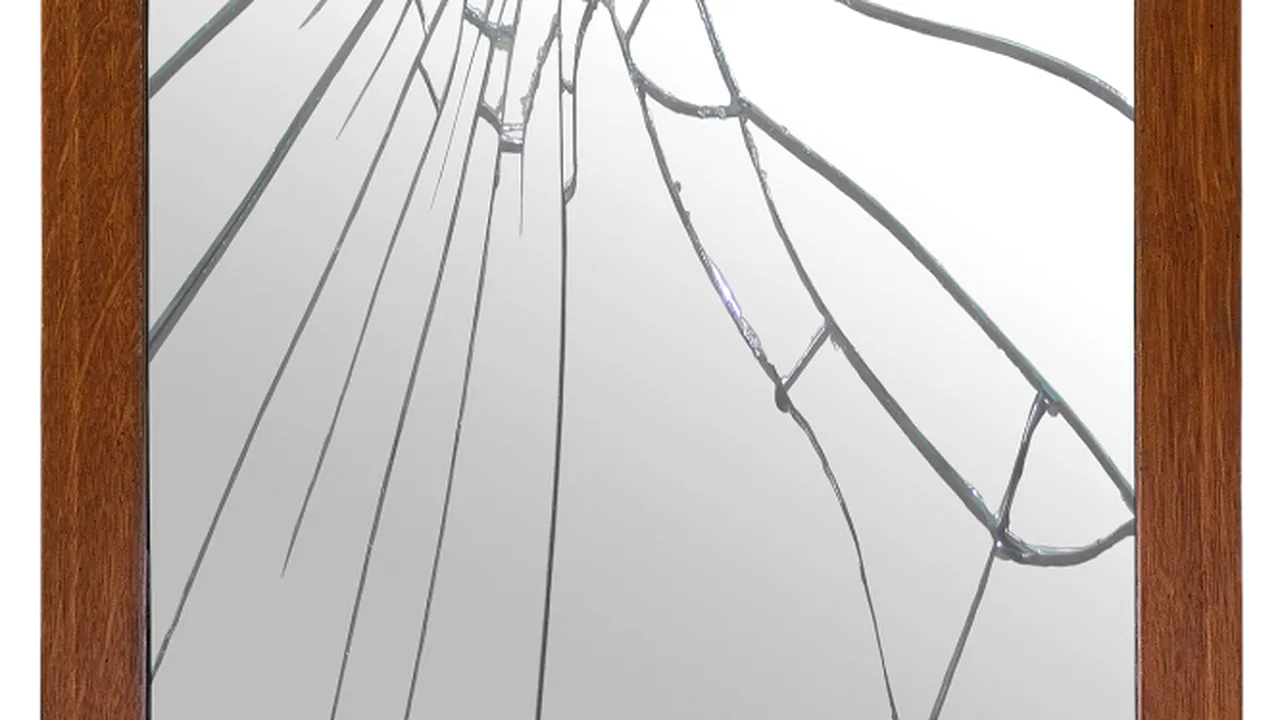 DEZVĂLUIRE. Ce înseamnă, de fapt, atunci când spargi o oglindă? Chiar aduce ghinion timp de 7 ani?