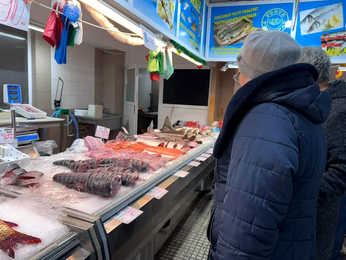 Care sunt prețurile în prag de sărbători în cea mai mare piață din București. Cu cât se vinde un kilogram pește proaspăt la Obor