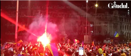 Suporterii NAȚIONALEI continuă petrecerea în Piața Universității. Fanii lansează focuri de artificii și cântă în plină stradă