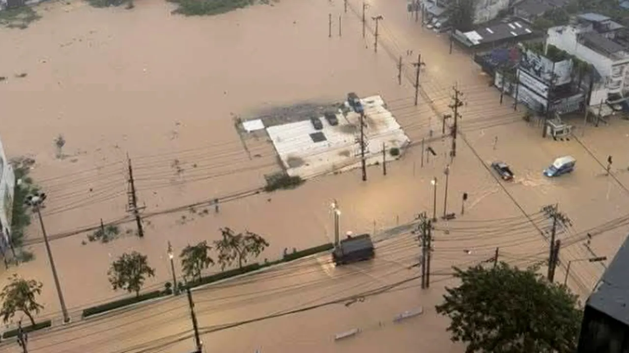 Sudul Thailandei este sub ape, după cele mai puternice ploi din ultimii 300 de ani. Autoritățile vor transforma un portavion în „spital plutitor”