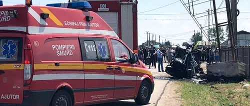 Accident înfiorător, cu trei morți și doi răniți în Olt. VIDEO cu mașina care s-a făcut praf după ce s-a izbit de un stâlp de beton