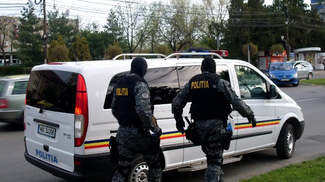 Un consumator de etnobotanice, dus la Spitalul de Psihiatrie după ce a sărit să-i bată pe polițiști