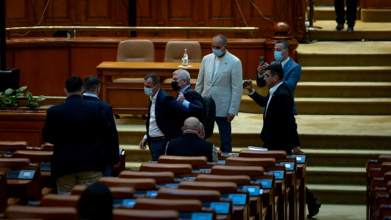 VIDEO| Scandal în Parlament, la citirea moțiunii: Florin Roman, evacuat cu forța de la prezidiu/Deputat AUR: „Băi mafiotule, lasă microfonul!”